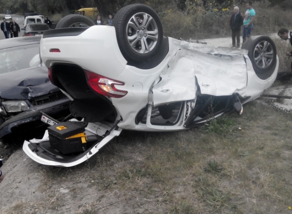 Grav accident in satul Tohatin. O masina s-a rasturnat dupa ce a fost lovita frontal de un alt automobil.