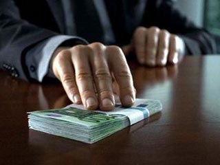 Коррупция в государственных учреждениях страны процветает.