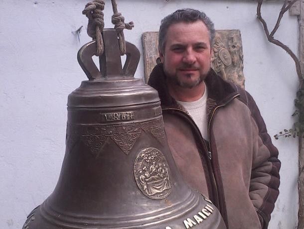 Молдавский скульптор отливает колокола для церквей Молдовы и Италии
