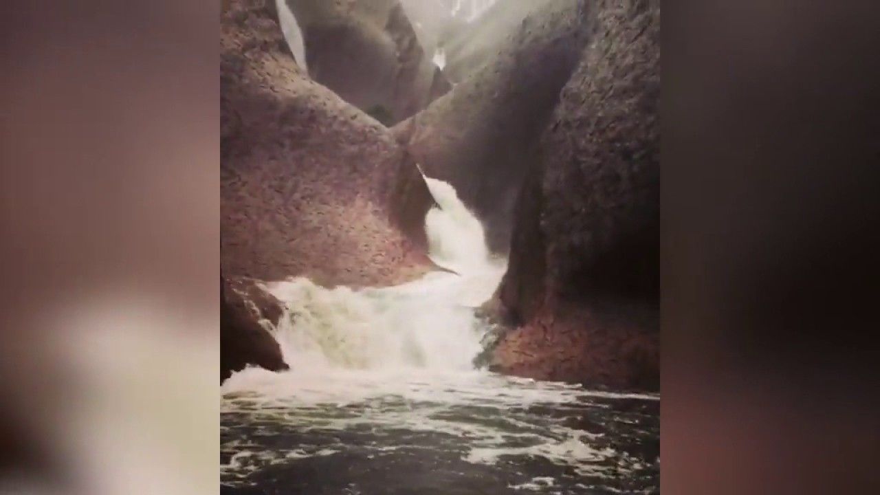 В Австралии ливни превратили священную скалу Улуру в водопад.