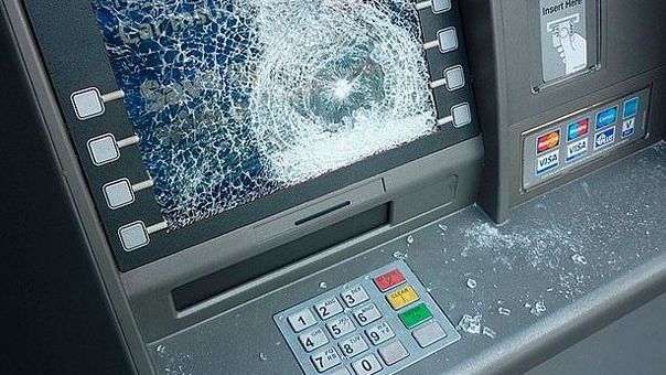 Reţinuţi în flagrant delict în noaptea de 11 iunie curent, în sectorul Ciocana, când se pregăteau să perforeze un bancomat cu ajutorul unui polizor unghiular şi să sustragă sumele de bani. 