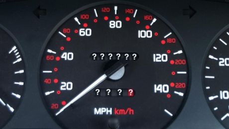 Modificarea datelor odometrului, dispozitivul care măsoară kilometrii parcurși de mașină, ar putea fi sancționată. Foto: tvnet.lv