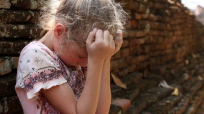 O fetiţă de 11 ani a fost bătută, jefuită şi violată de un necunoscut.