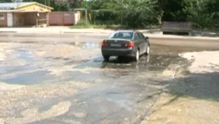 Disperaţi, oamenii au chemat încă de ieri un echipaj de la Apă Canal.