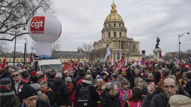 Правительство Франции устояло несмотря на протесты.
