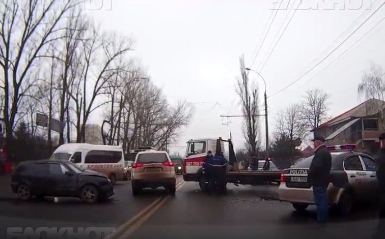 На Телецентре из-за аварии встали троллейбусы.