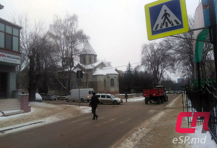 По информации полиции, девочка переходила дорогу в неположенном месте, немного не дойдя до перехода.
