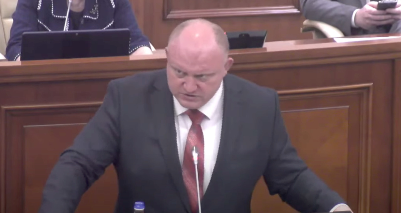 Боля с трибуны парламента: "Собрались жлобы, сидят и смеются".