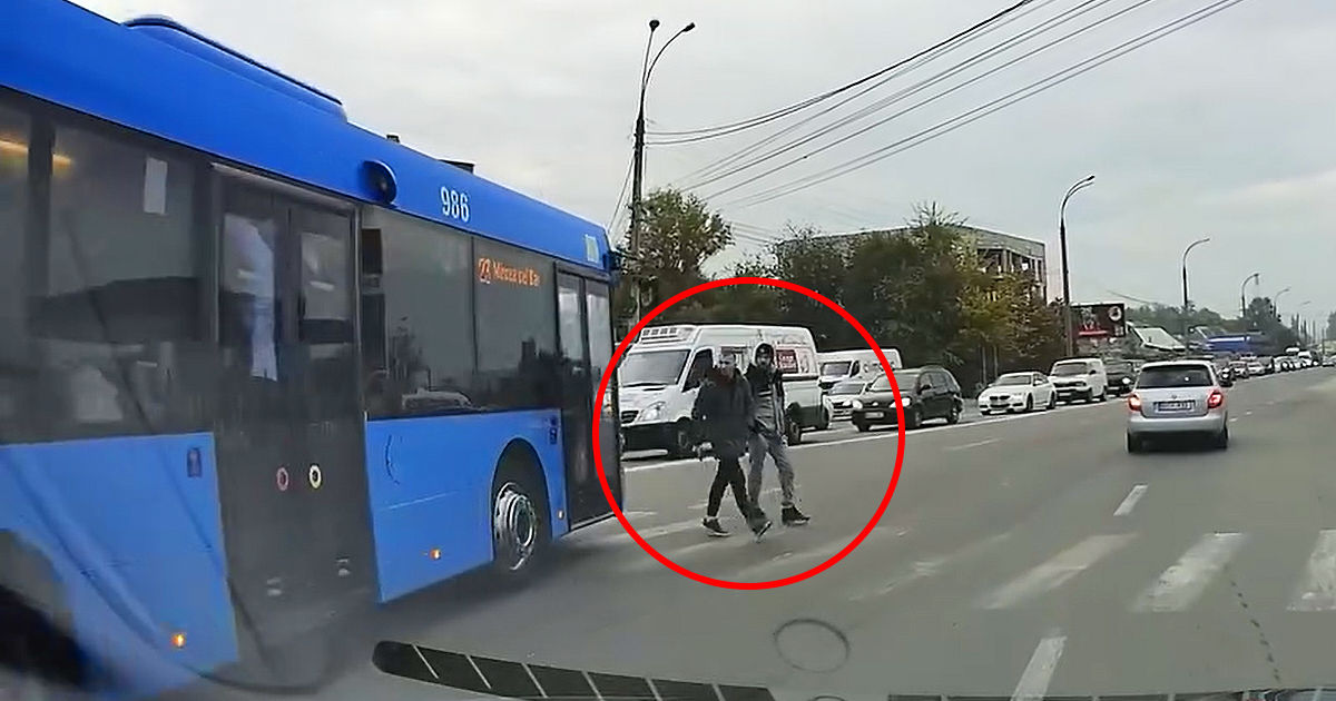 Șoferul unui autobuz, la un pas de a lovi doi pietoni pe o zebră din Capitală.