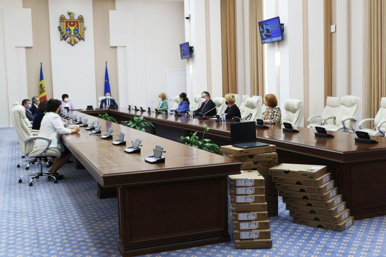 Власти передадут 2400 ноутбуков ученикам, не имеющим доступ к онлайн-урокам.