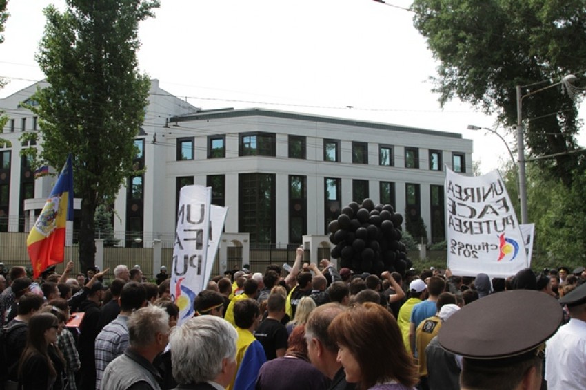 Protestatarii au cerut autorităților ruse să își retragă armata de pe teritoriul R. Moldova.