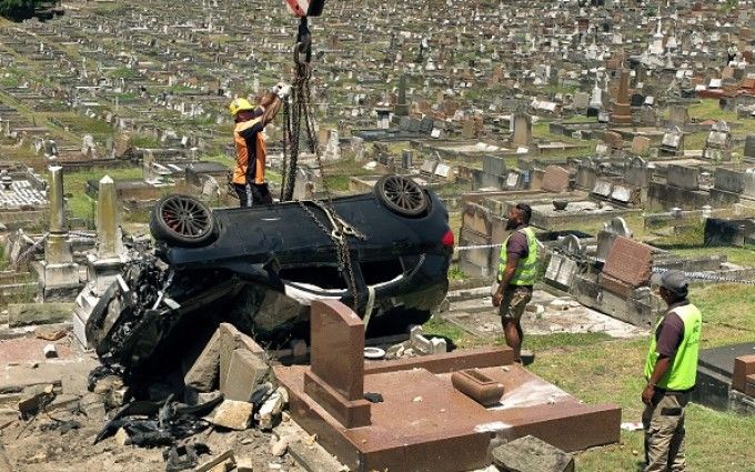 Un şofer beat şi-a distrus Mercedesul după ce a intrat cu maşina într-un cimitir. 