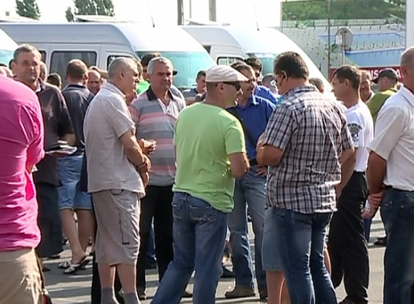 O noua zi tensionata in capitala. Nici astazi microbuzele nu au iesit pe traseu, iar oamenii s-au imbulzit in troleibuze si autobuze.