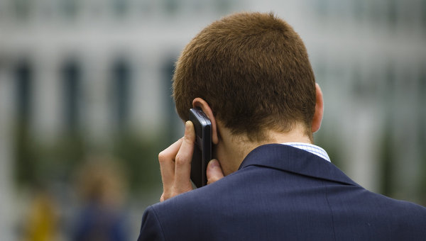 Больше 60% мужчин считает, что встречающиеся им люди в первую очередь обращают внимание на то, каким телефоном они пользуются.