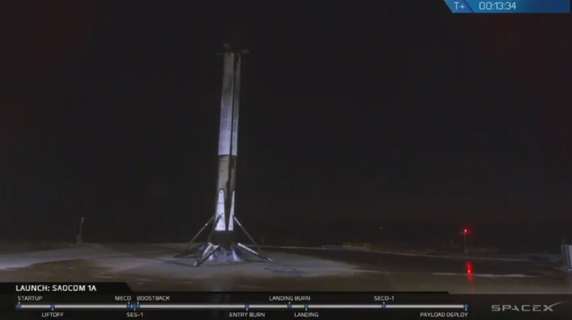 Первая ступень ракеты-носителя Falcon 9 компании SpaceX успешно вернулась на космодром в Калифорнии.