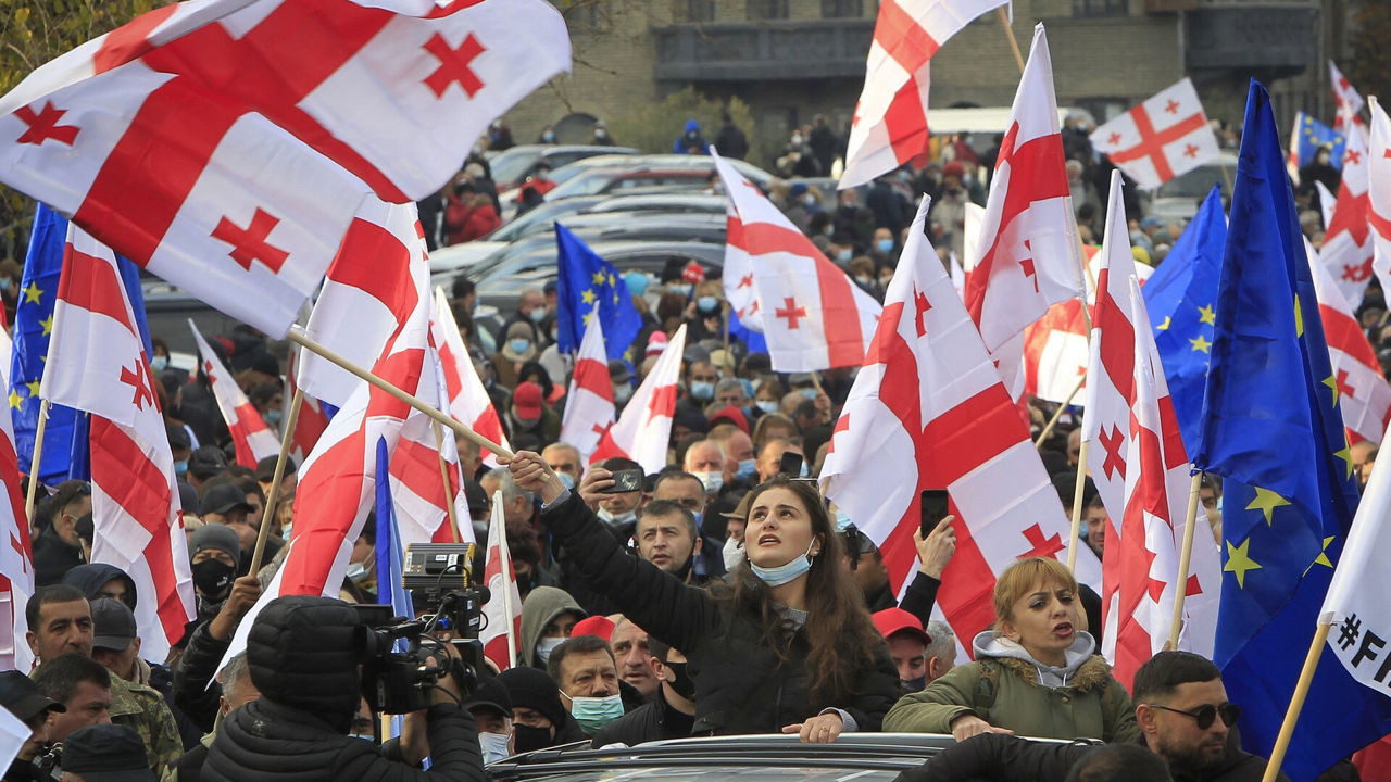 Parlamentul Georgiei a interzis purtarea măștilor la proteste.