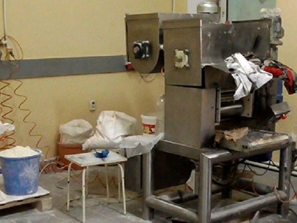 Сотрудники службы спасения полтора часа распиливали тестомес болгаркой.
