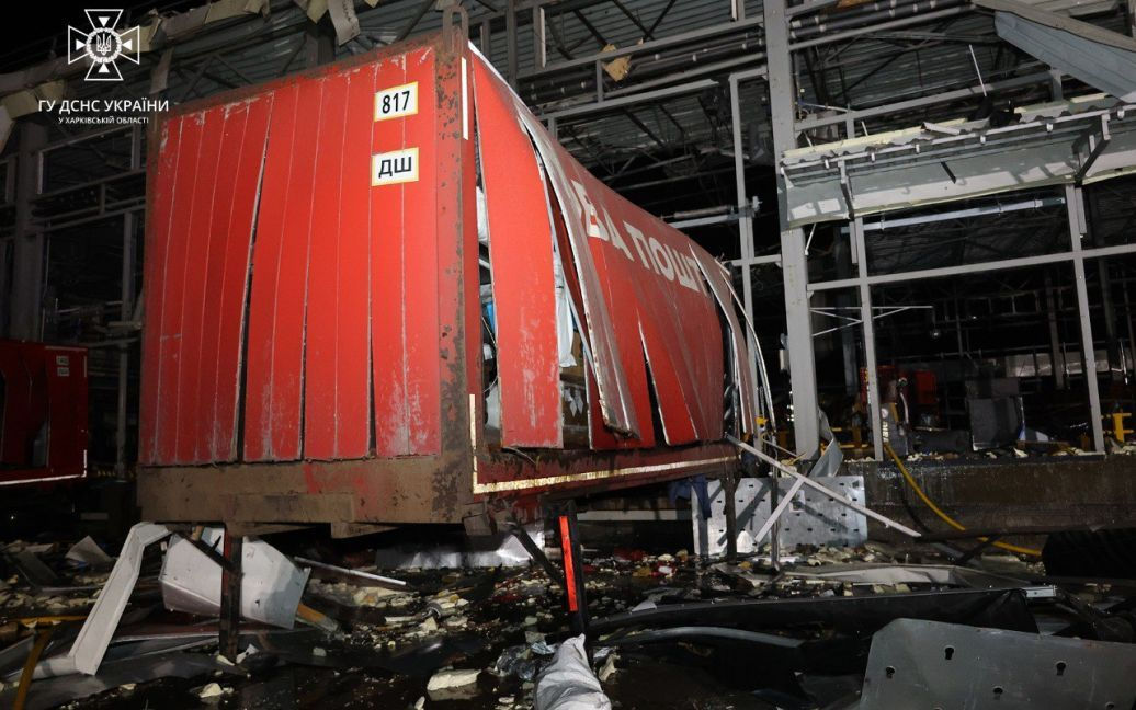 Момент прилёта ракеты по терминалу "Новой почты" в Харьковской области попал на видео.