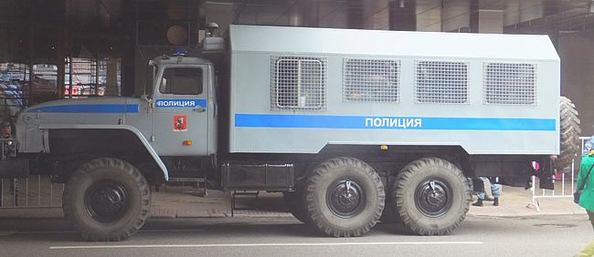 Автомобиль для перевозки задержанных.