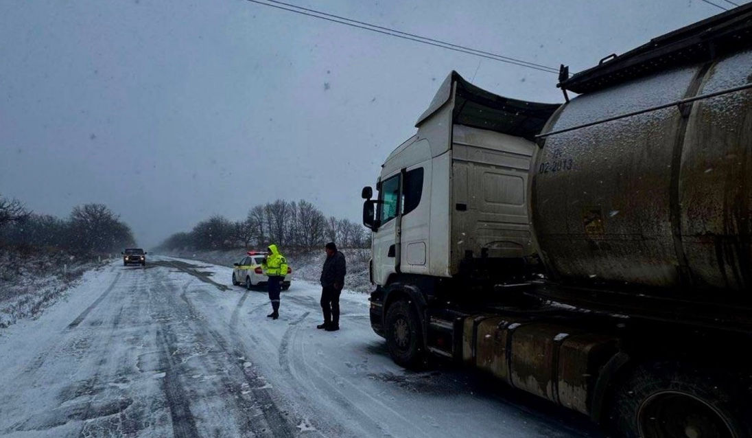 Pe traseul R-32, în apropiere de Ialoveni, se circulă cu dificultate.