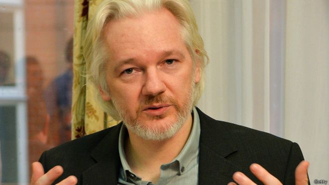 44-летний Ассанж попросил убежища в посольстве Эквадора в июне 2012 года, пытаясь избежать экстрадиции в Швецию.