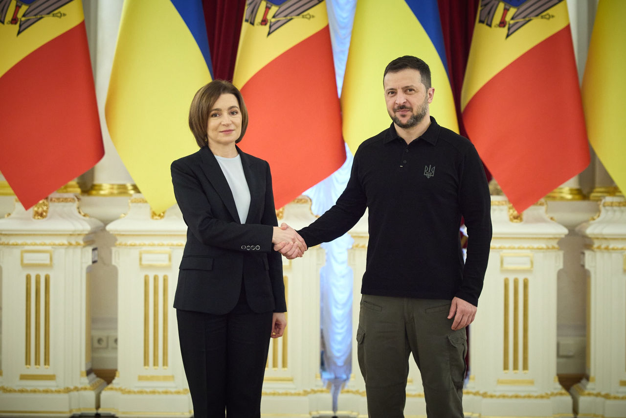 Майя Санду наградила Владимира Зеленского орденом Республики.