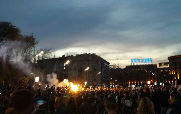 В Белграде продолжаются массовые протесты против победы консерватора, действующего премьер-министра Александра Вучича.