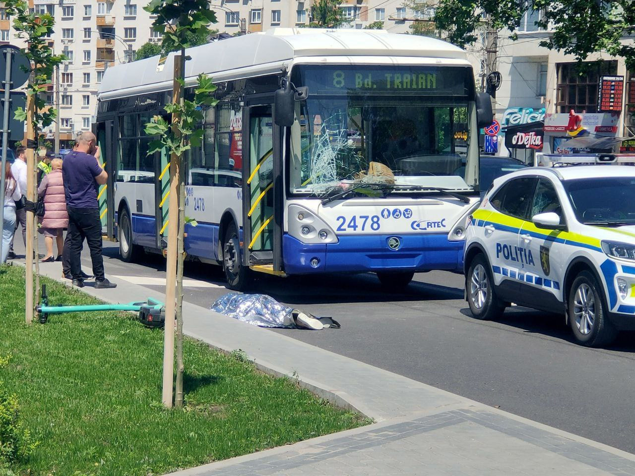 Șoferul care a lovit cu troleibuzul o femeie pe strada Decebal, eliberat sub control judiciar.