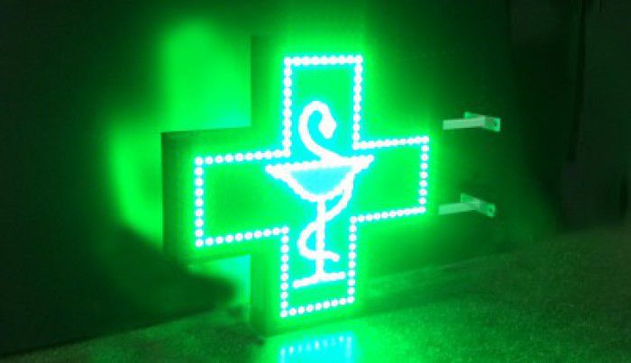 Vindeau produse cosmetice cu termenul de valabilitate expirat în farmacii. Foto: radioiasi.ro