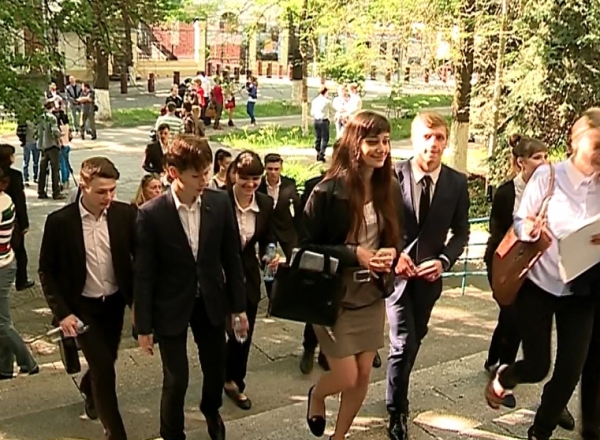 Examenul va dura trei ore academice. Aproximativ 4.500 de elevi sustin azi examenul in 68 de centre.