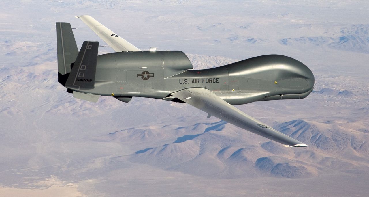 Стратегический беспилотный летательный аппарат (БПЛА) ВВС США RQ-4 Global Hawk.