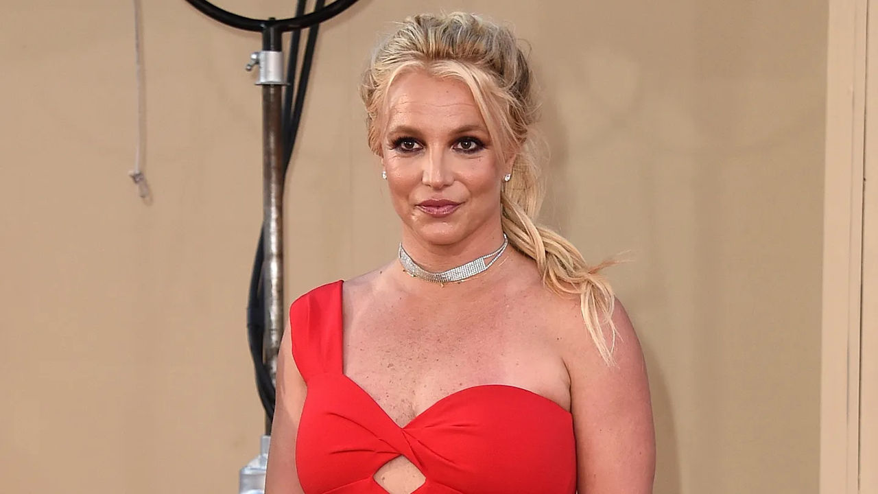 Britney Spears se internează într-o clinică de reabilitare după arestarea pentru condus în stare de ebrietate.