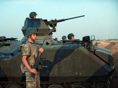 Armata turcă a ripostat cu patru salve de mortier.