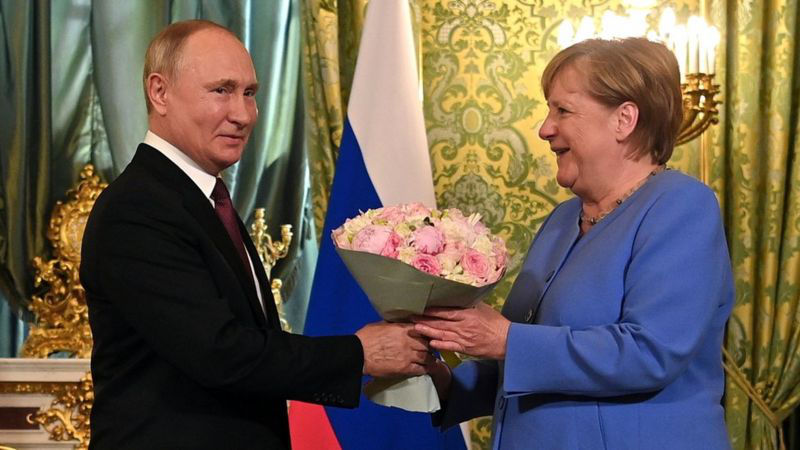 Меркель отказалась признать, что то ее решение могло привести к российской агрессии.