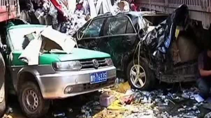 Numeroşii răniţi au fost duşi la spitalele din apropiere după ce salvatorii i-au scos dintre fiarele contorsionate.