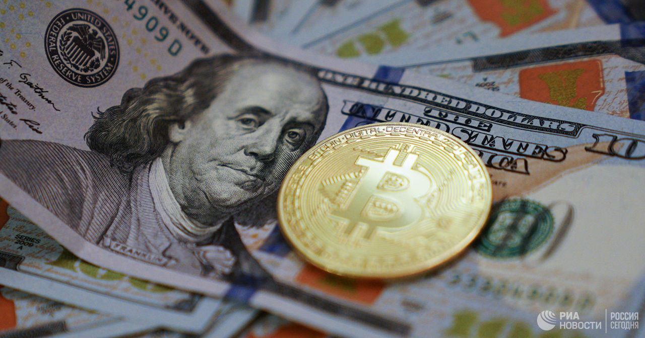 Стоимость биткоина впервые с мая 2018 года превысила десять тысяч долларов.