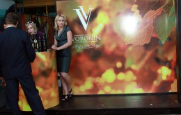 Companiile vinicole au amenajat terase pe teritoriul orăşelului la care vizitatorii au avut ocazia să guste din diversitatea vinurilor propuse