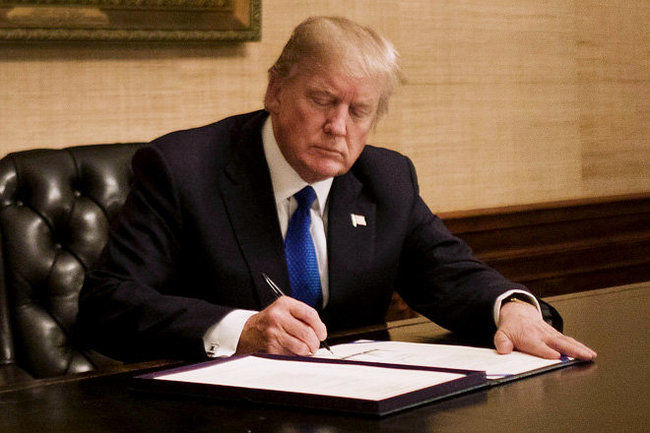 Трамп ввел режим ЧП.