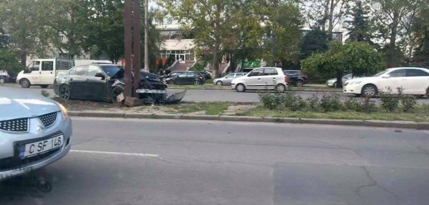 Un șofer a intrat cu BMW-ul într-un panou publicitar la Botanica. Foto: Facebook.com // SMOTRA.MD