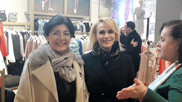 Gabriela Firea și-a procurat un paltonaș și o eșarfă. Foto: facebook //Silvia Radu