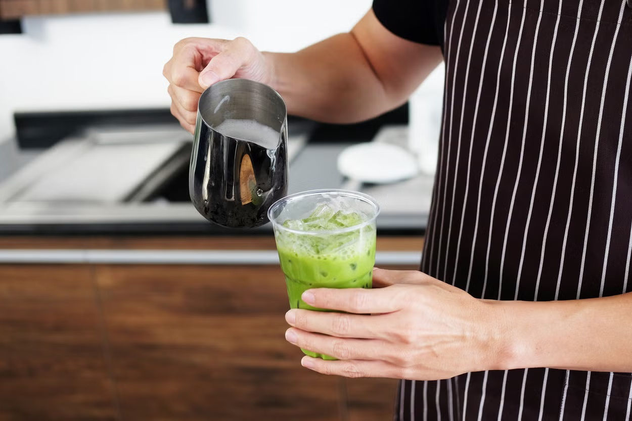 Tinerii au înlocuit „berea înainte de zbor” din aeroporturi cu matcha și smoothie-uri.
