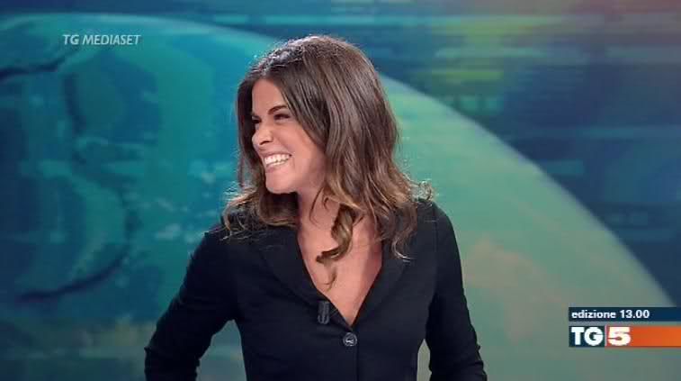 A uitat că stă la un pupitru transparent: a arătat ce ascunde între picioare. Foto: amanteaonline.it