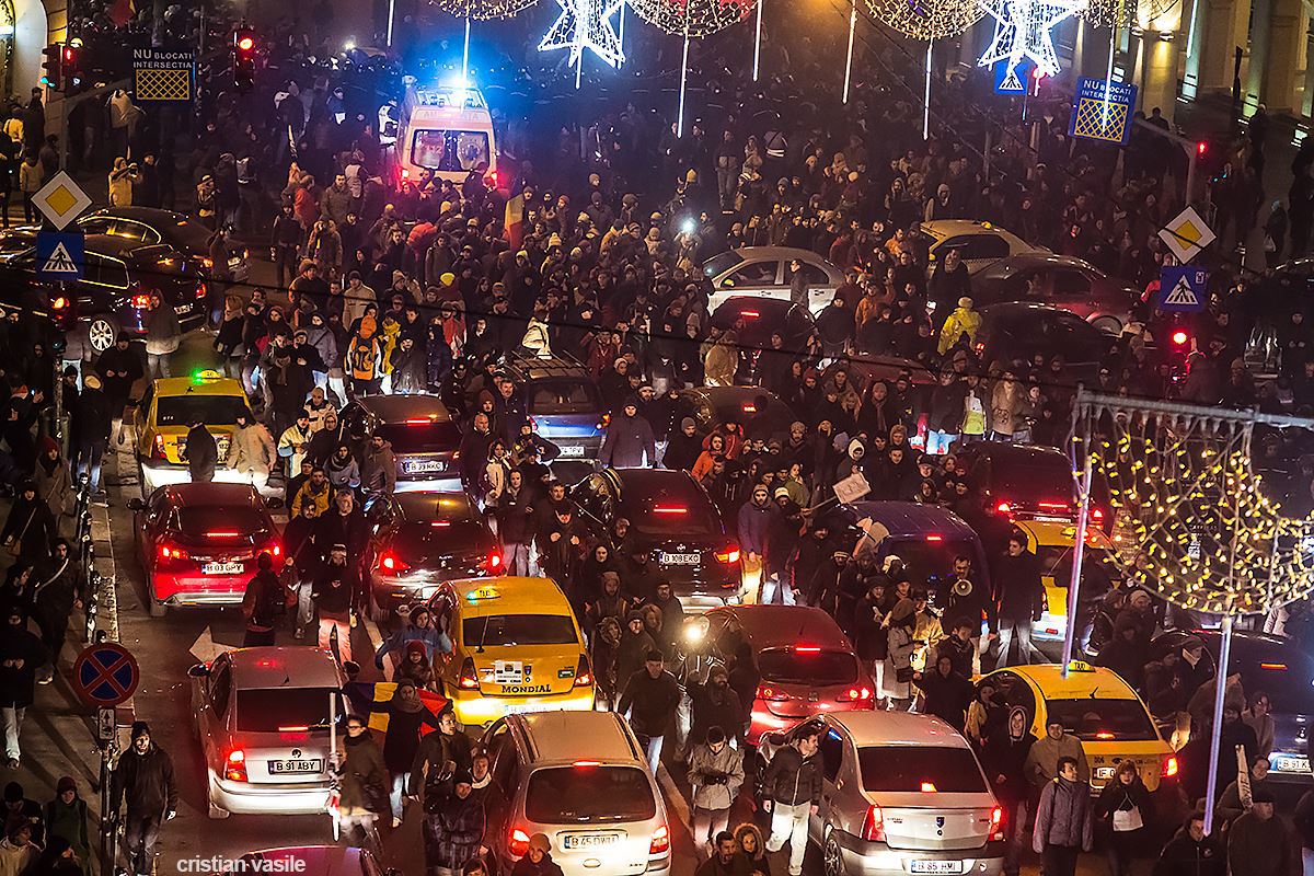 Jandarmii au folosit gaze lacrimogene pentru a dispersa manifestanţii care au cerut demisia lui Victor Ponta.