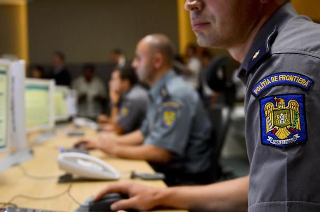 Poliţiştii de frontieră le-au întocmit celor trei un dosar penal pentru trecere frauduloasă a frontierei de stat.