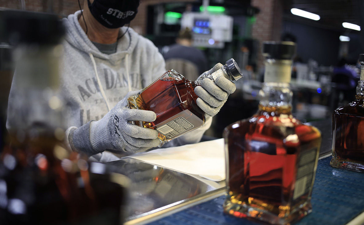 Владелец брендов Jack Daniel's и Finlandia потерял $52 млн из-за приостановки деятельности в России.