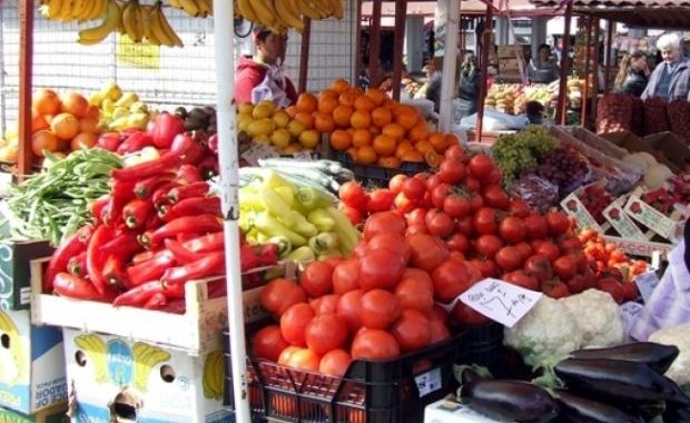 Aдминистрация рынков позволит сельхозпроизводителям продавать фрукты, овощи, виноград и другую продукцию с прилавков или прямо с грузовиков и прицепов.