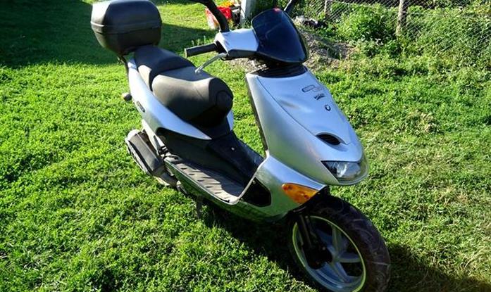 Polițiștii au depistat că scuterul marca Yamaha este căutat de Interpol.  
