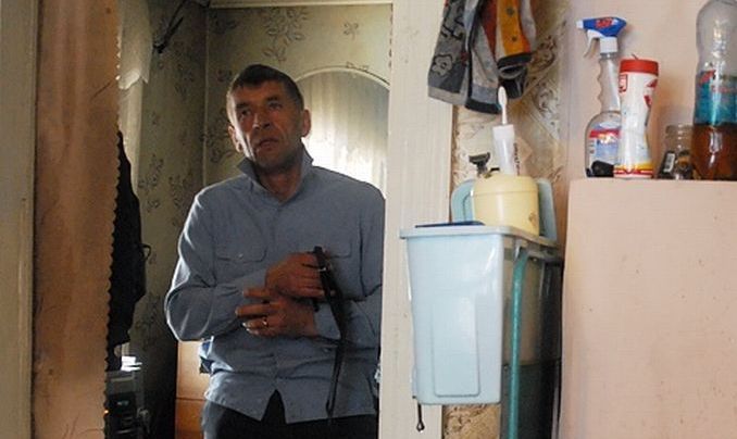 Будучи в состоянии алкогольного опьянения, мужчина затеял ссору с сыном женщины, в результате чего нанес ему несколько ударов ножом. 