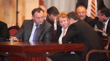 Премьер свой пост не оставит и АЕИ от Додона защитит.