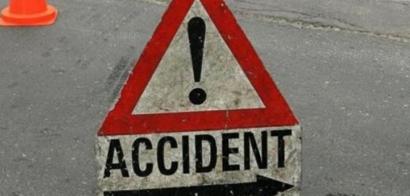 Au scăpat ca prin urechile acului după ce au dat cu automobilul într-un obstacol. Foto: bucurestifm.ro